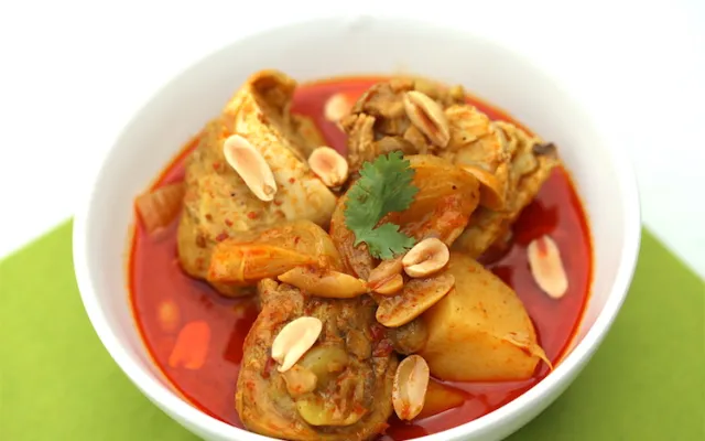 Authentic Thai Massaman Chicken Curry Recipe - Traditional Gaeng Massaman